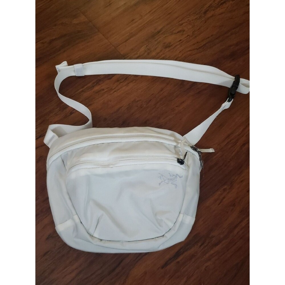 Arcteryx White Men's Mantis 2 Waist Bag Athleisure Streetwear Y2K